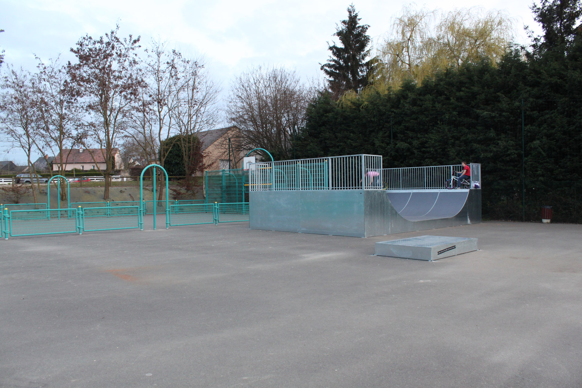Plan d' Eau Skatepark Changé Skate Spot 2/5