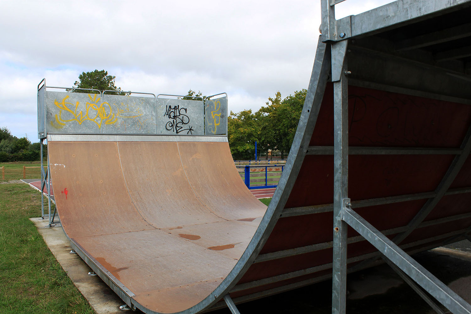Les Milles Clubs Skatepark Arès Skate Spot 2/5