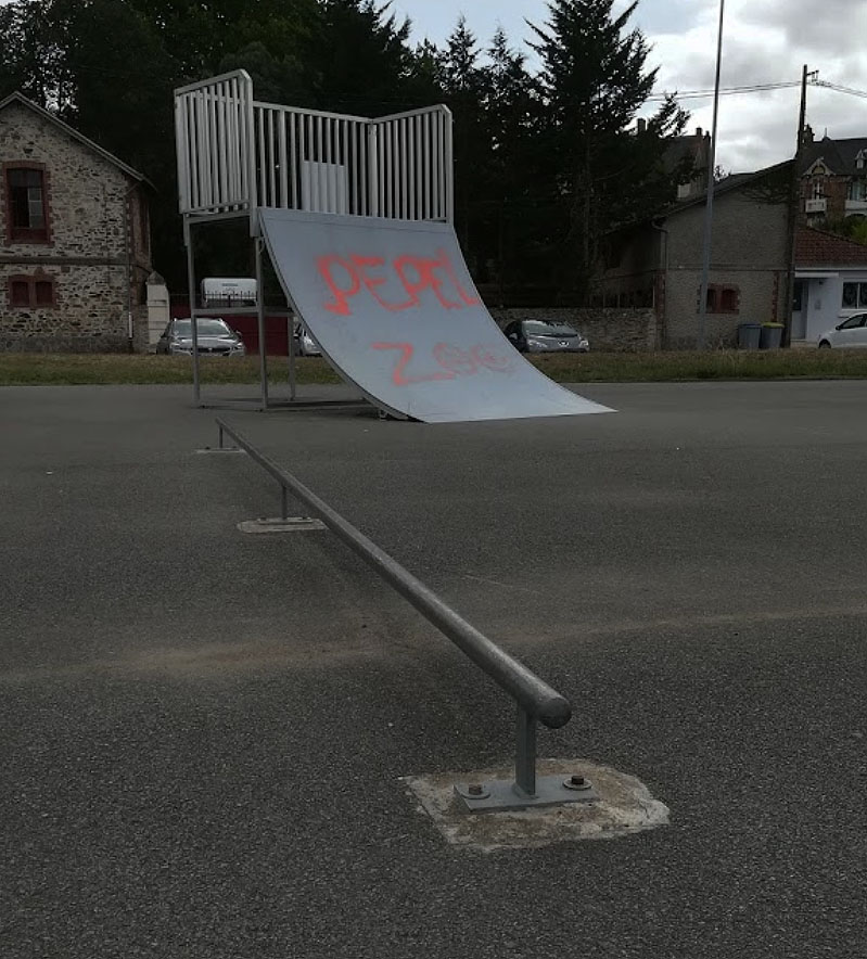 Bikini Skatepark Le Pellerin Skate Spot 2/5