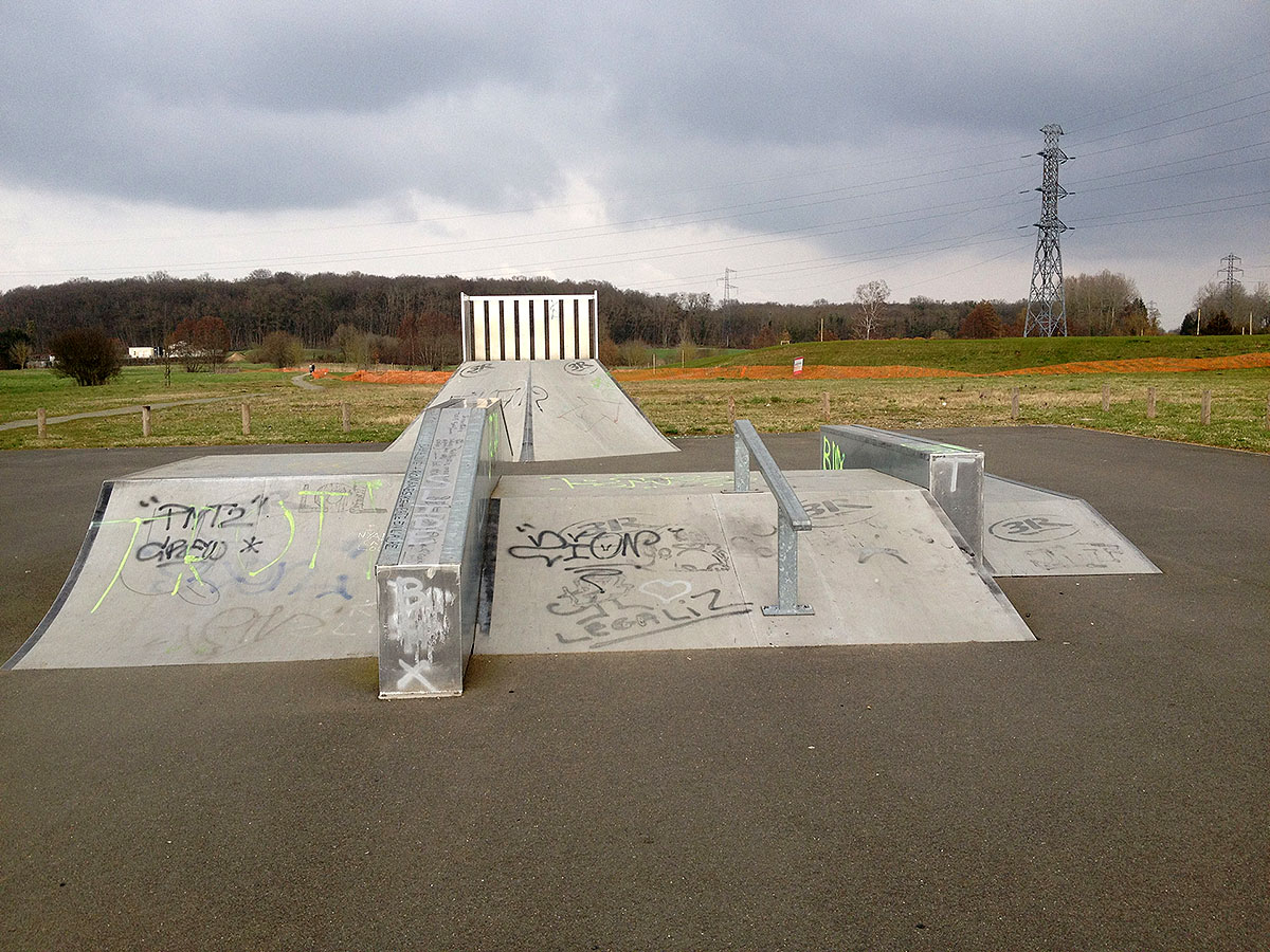 Plaine du Gué Skatepark Changé Skate Spot 2/5