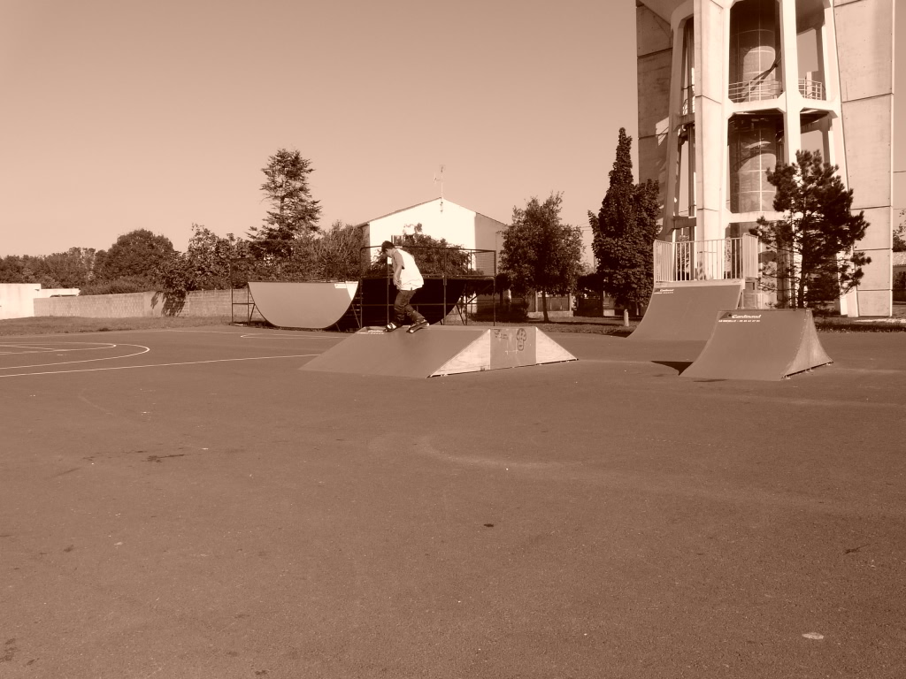 Chateau d' Eau Skatepark Fouras Skate Spot 2/5