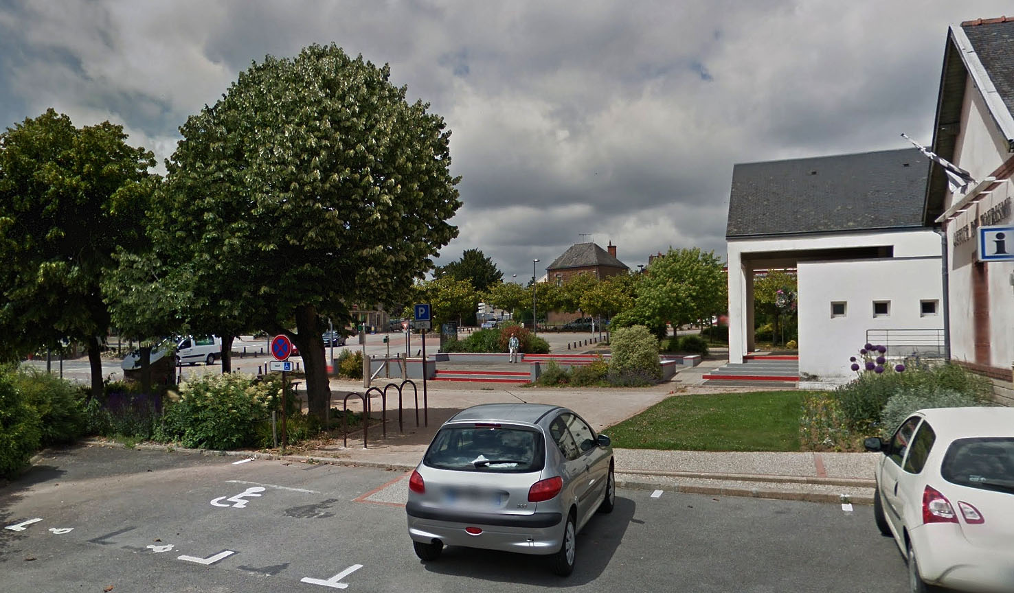 La Gare Spot Street Guer Skate Spot 2/5
