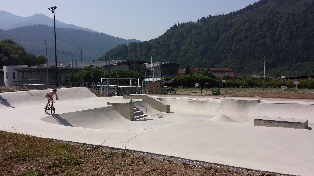 Collège E Perrier Skatepark Ugine Skate Spot 3/5