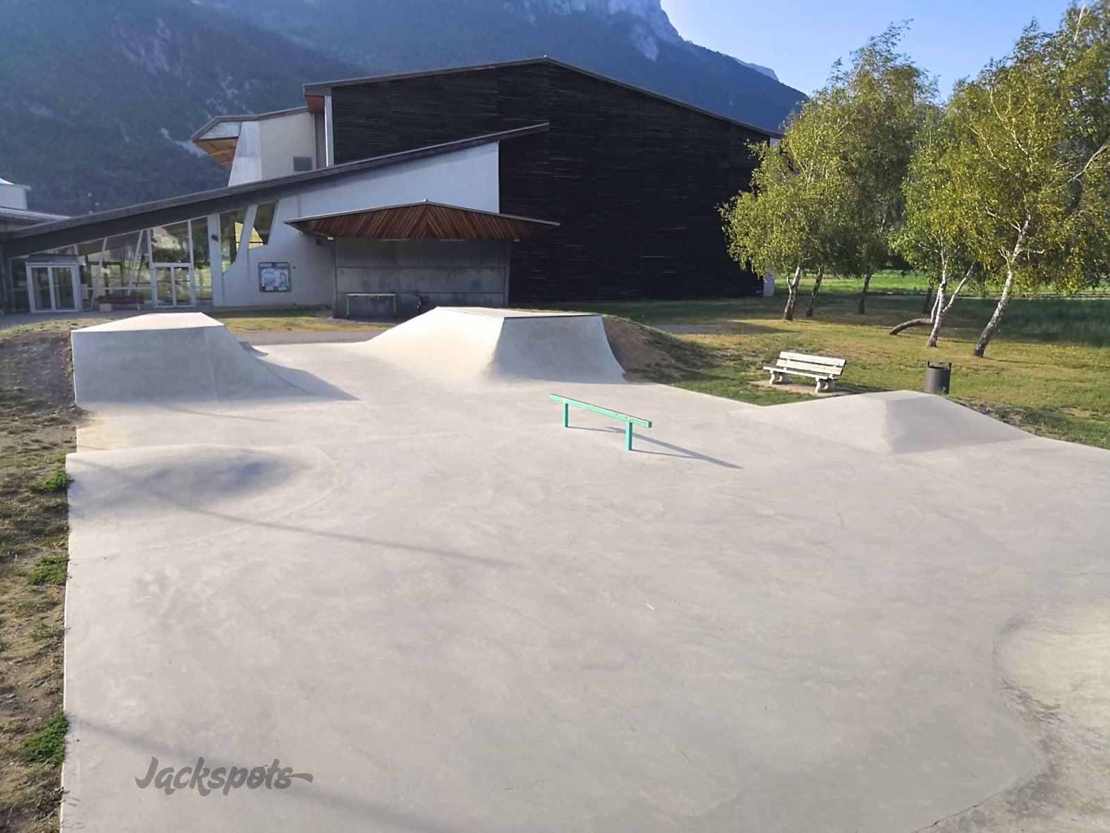 Lycée La Fontaine Skatepark Faverges Skate Spot 3/5