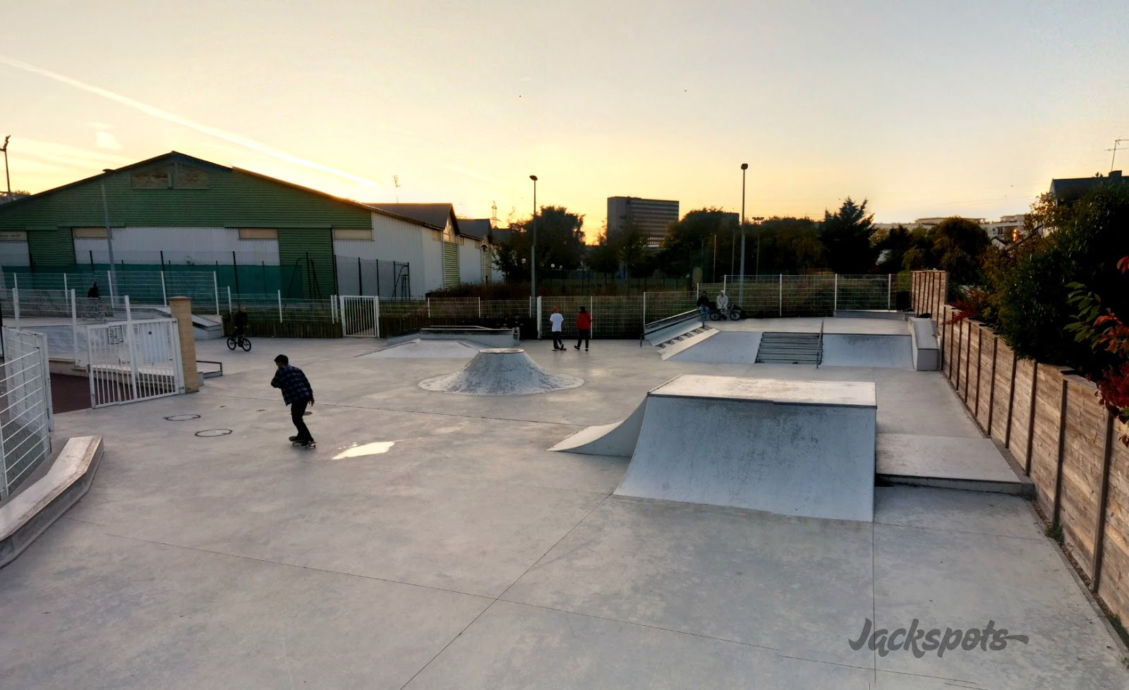 Parc des Sports Skatepark Le Plessis Robinson Skate Spot 3/5