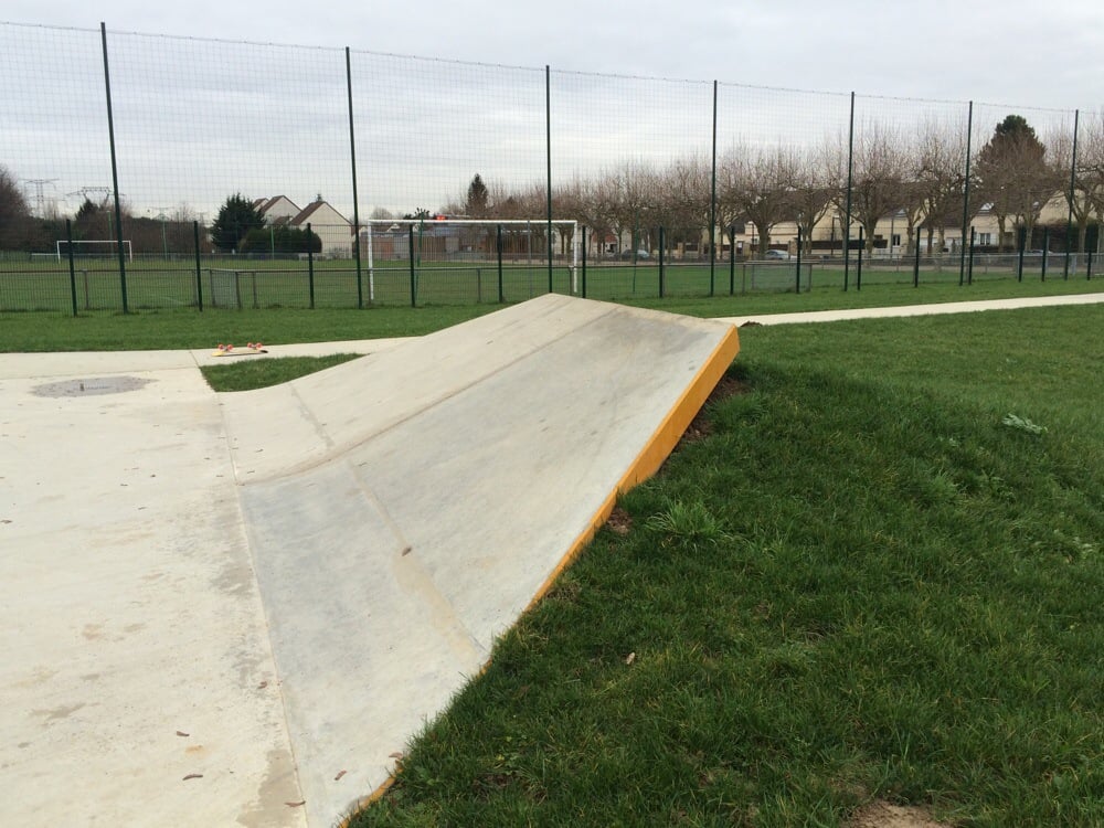 Stade Jacky Rivière Skatepark Collégien Skate Spot 2/5