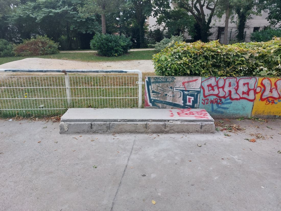 Parc Simmonin Bowl Cachan Skate Spot 2/5