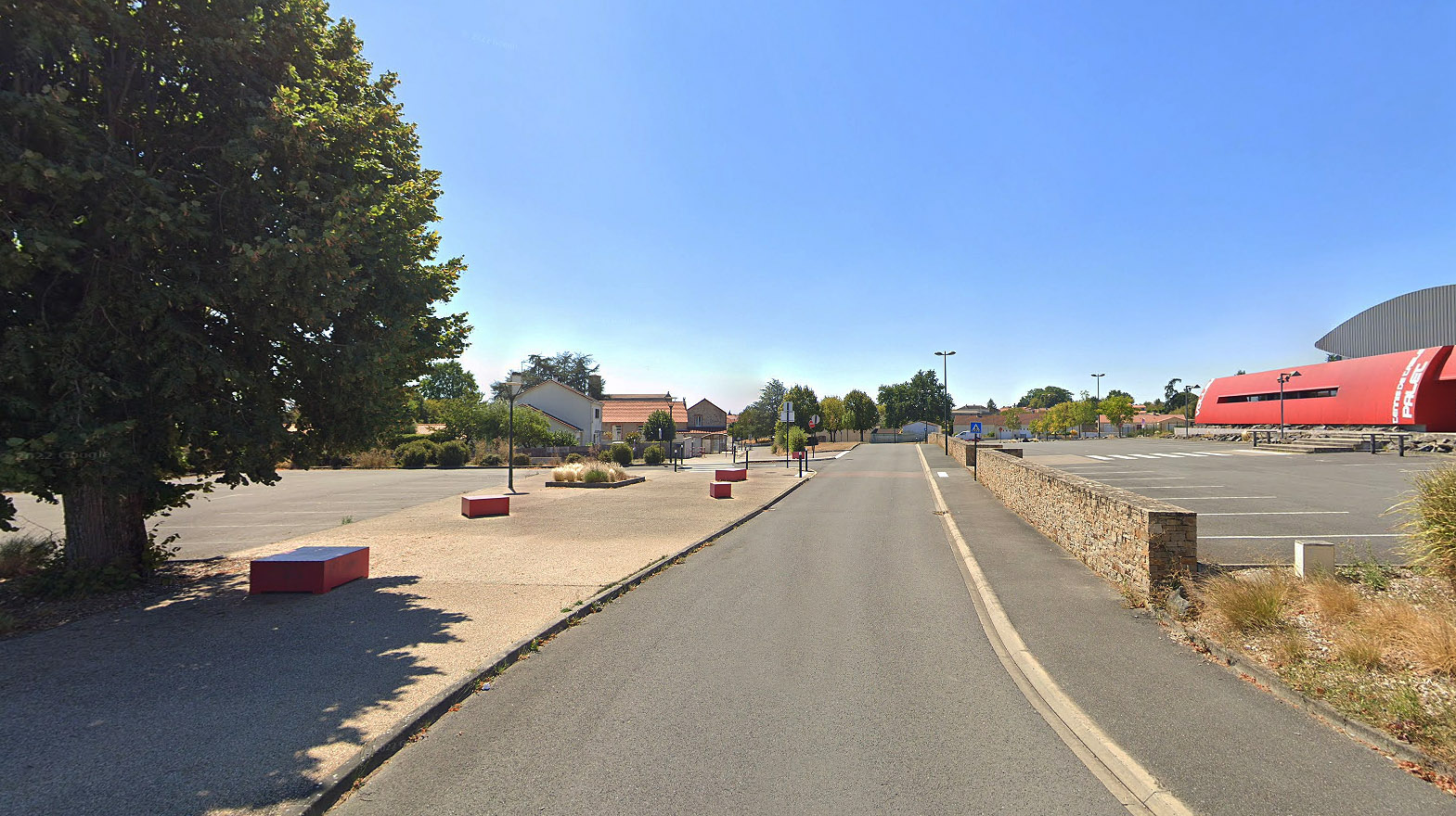 Red Block Spot Street La Bruffière Skate Spot 2/5