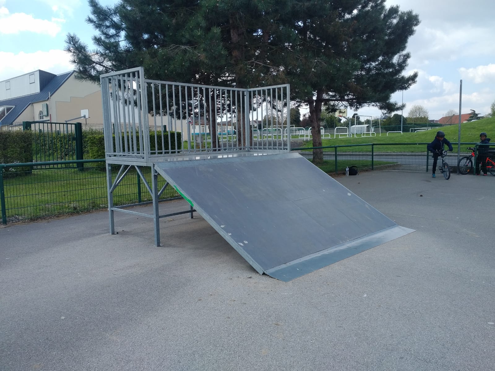 Stade Municipal Skatepark Le Plessis Belleville Skate Spot 1/5