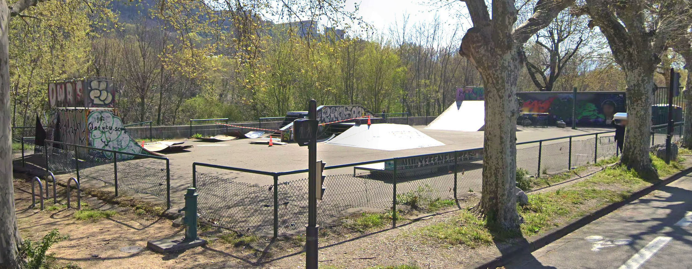 L' Esplanade Skatepark Grenoble Skate Spot 1/5