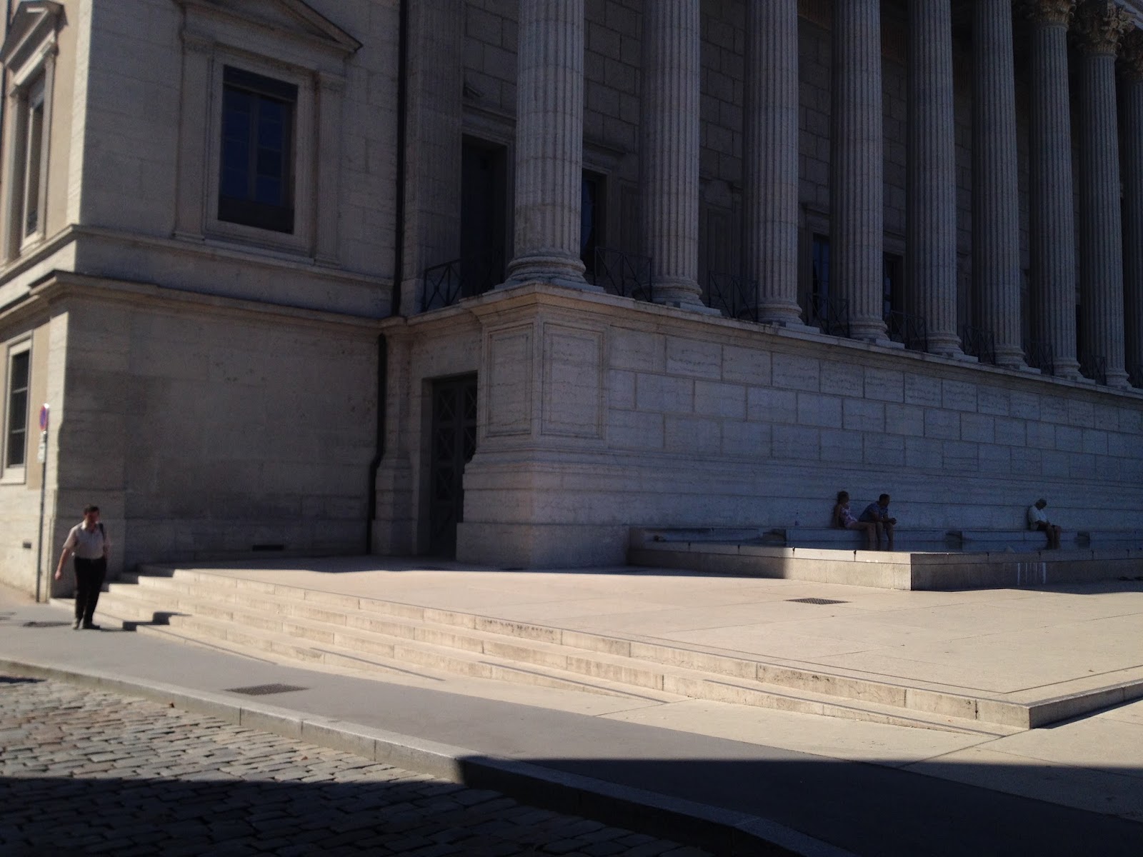 Les 24 Colonnes Spot Street Lyon Skate Spot 3/5