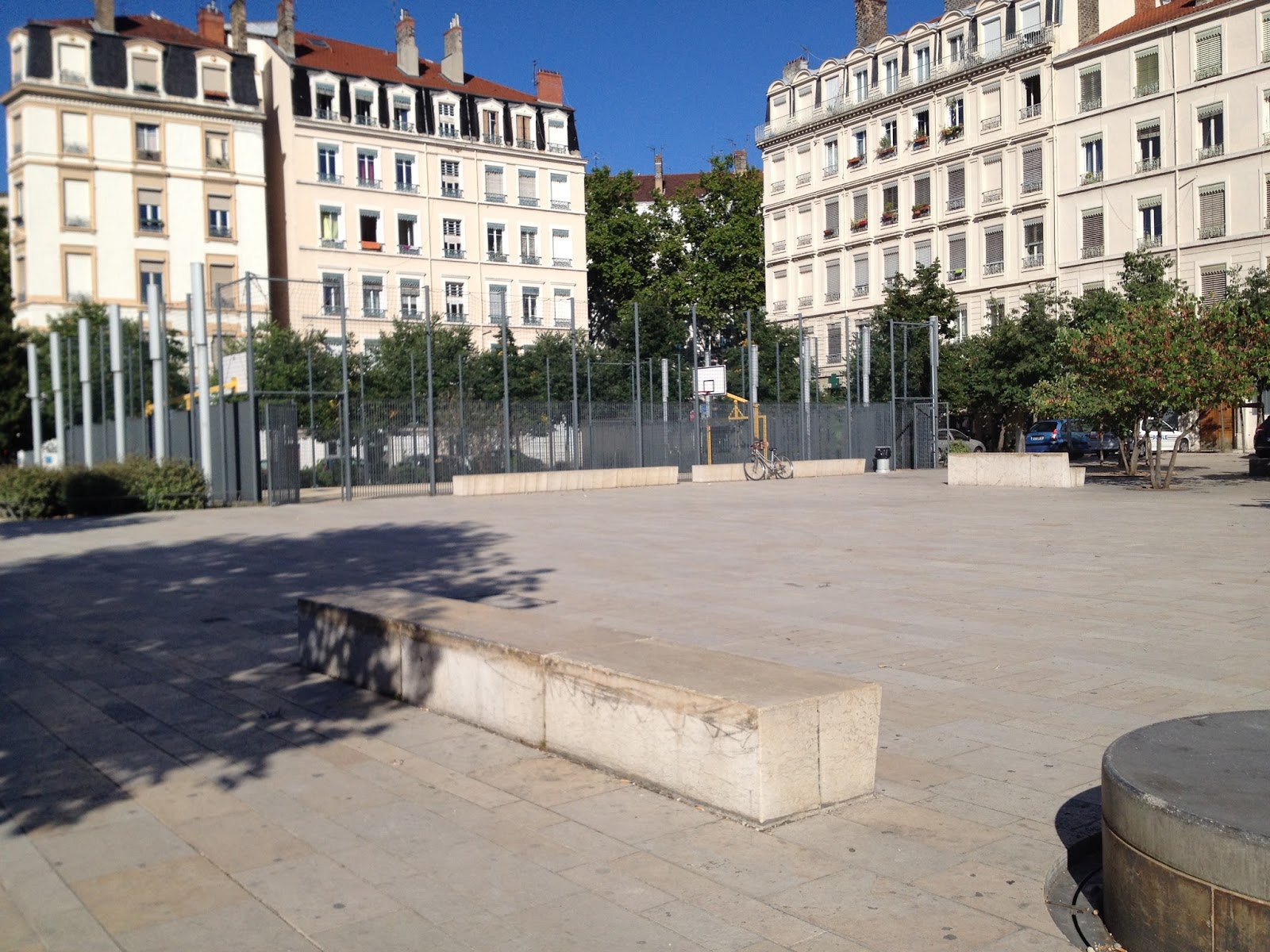 White Place Spot Street Lyon Skate Spot 3/5