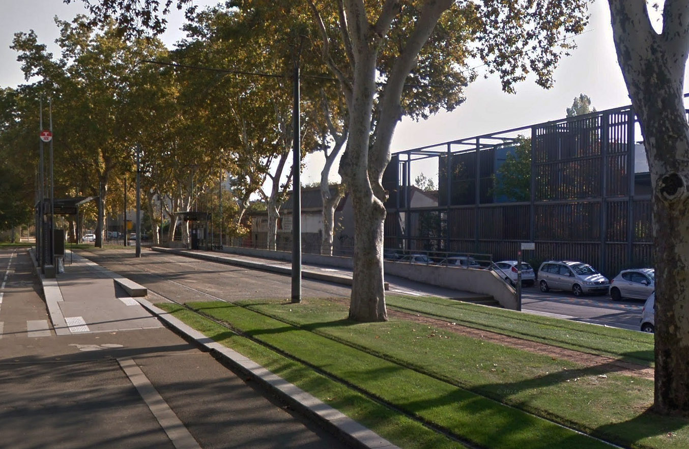 Tram Croix Luizet Spot Street Villeurbanne Skate Spot 1/5