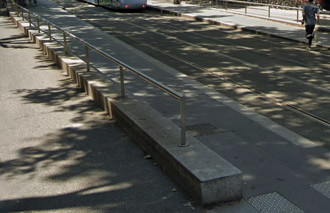 Alix School Spot Street Lyon Skate Spot 2/5