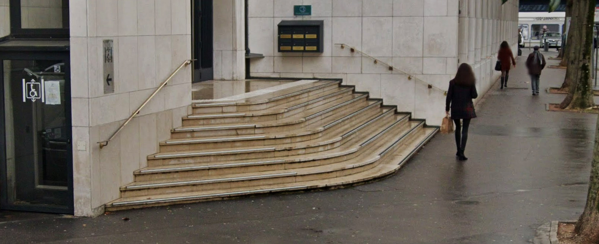 Charité Street Spot Street Lyon Skate Spot 2/5
