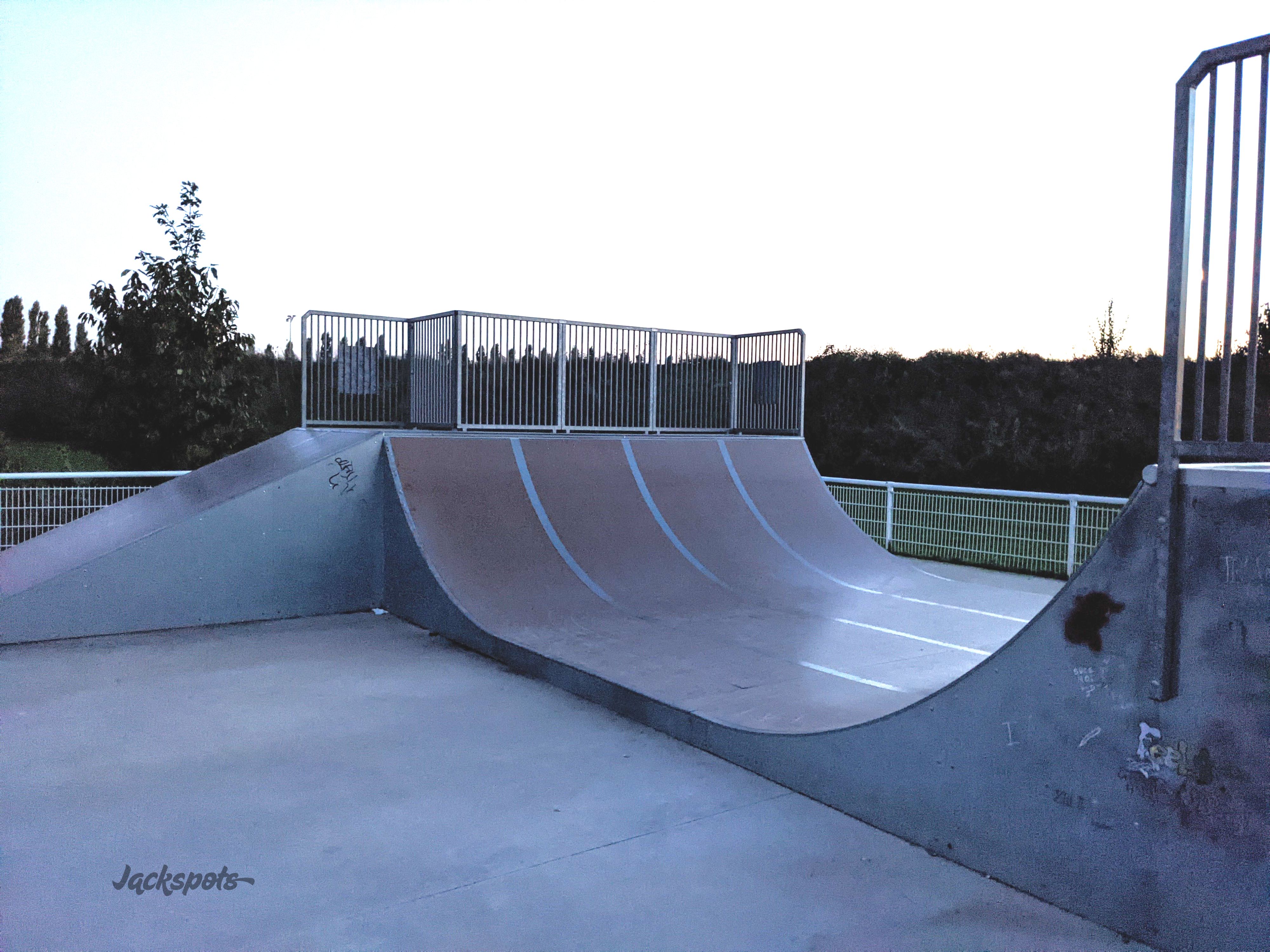 Grand Godet Skatepark Villeneuve le Roi Skate Spot 2/5
