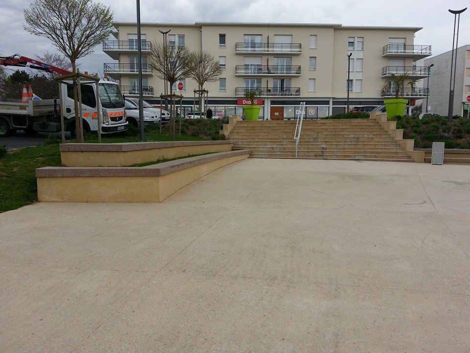 Place Mairie Spot Street Saint Germain la Blanche Herbe Skate Spot 2/5