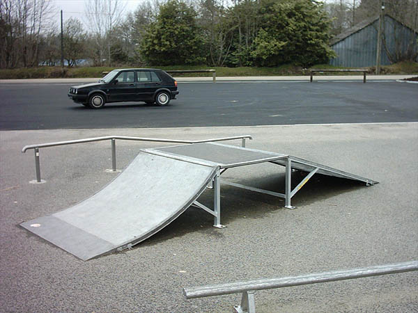L' Ecole Skatepark Berrien Skate Spot 1/5