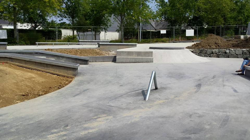 Lande de Mazaire Plaza La Chapelle sur Erdre Skate Spot 4/5