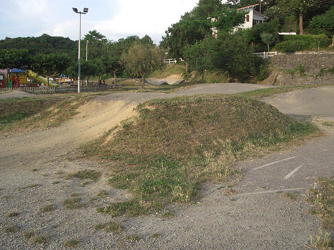 Bmx Park Dirt Hendaye Skate Spot 2/5