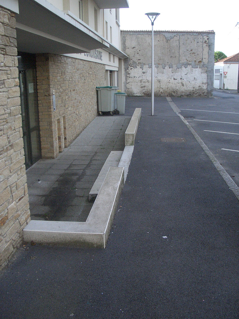 Médiathèque Spot Street Le Loroux Bottereau Skate Spot 2/5