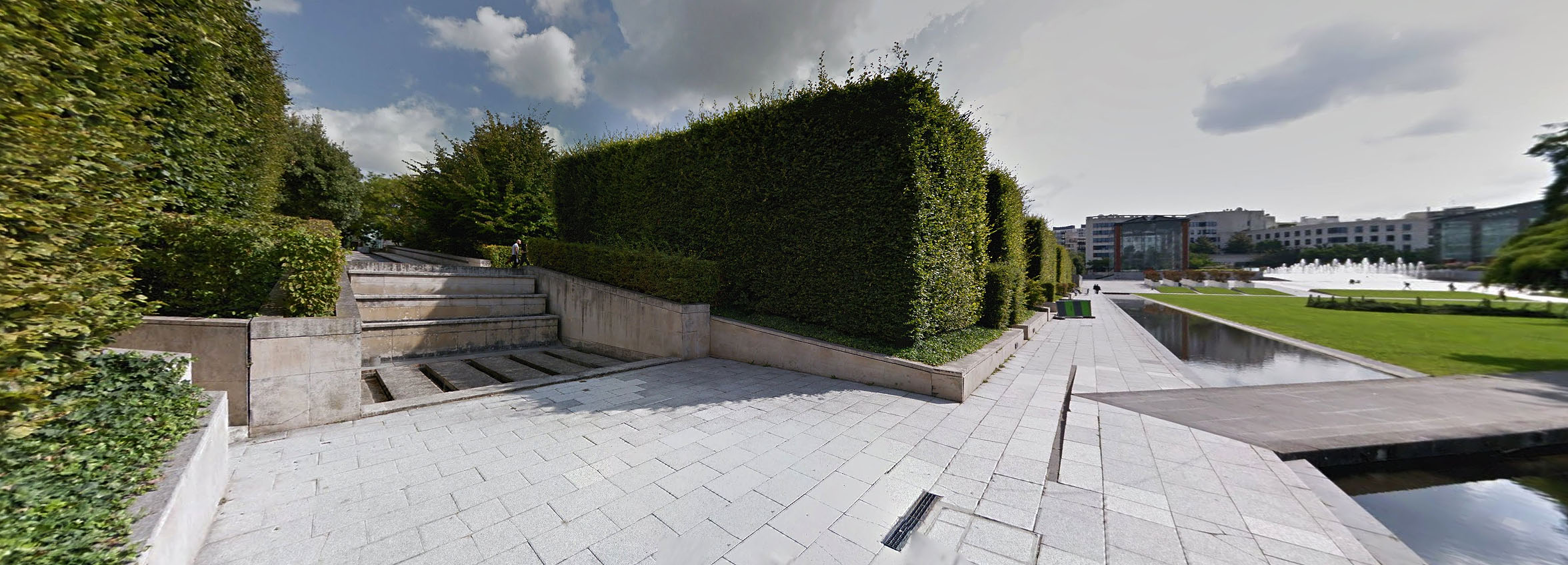 Parc André Citroën Plaza Paris Skate Spot 3/5