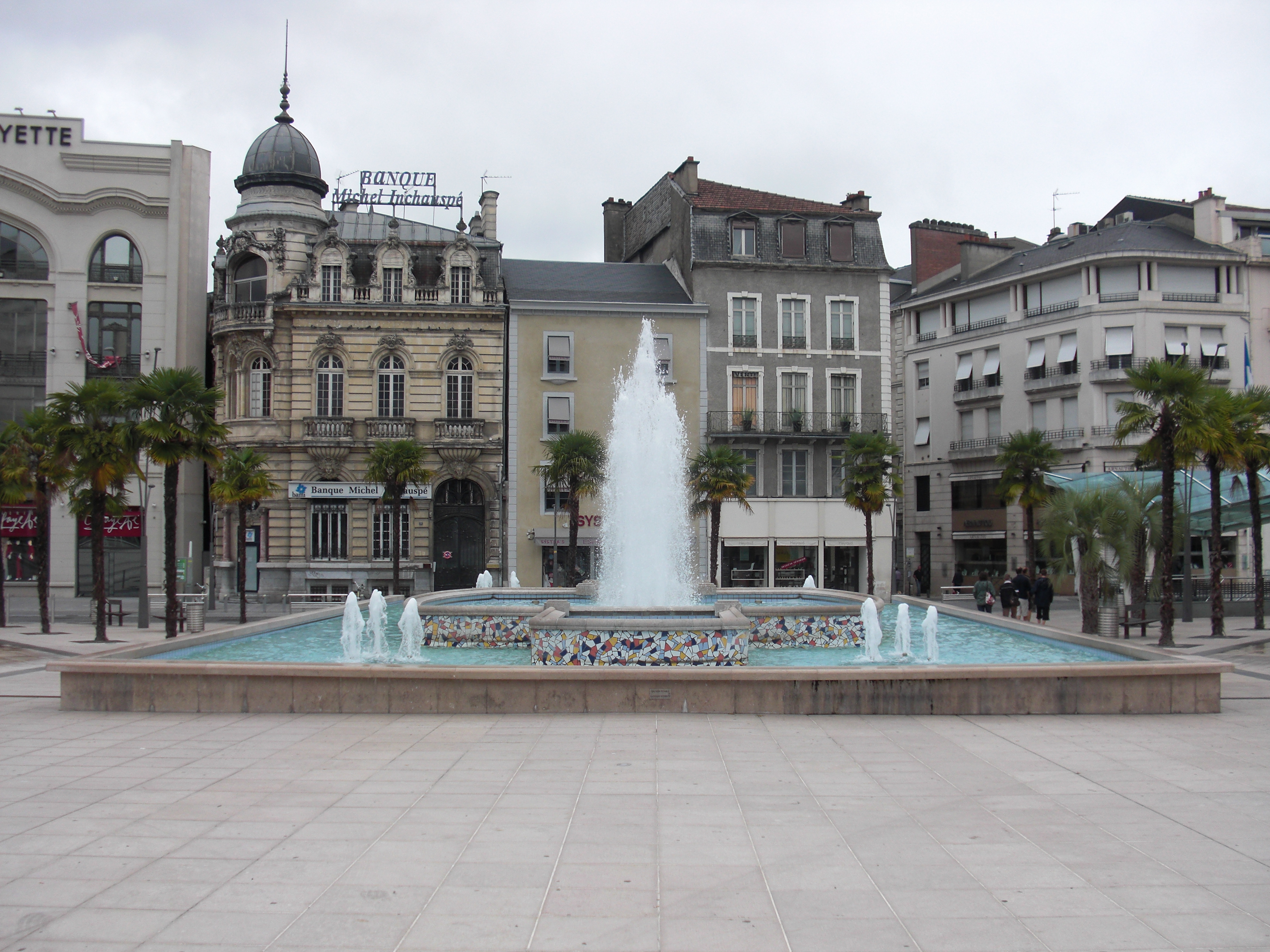La Fontaine Plaza Pau Skate Spot 4/5