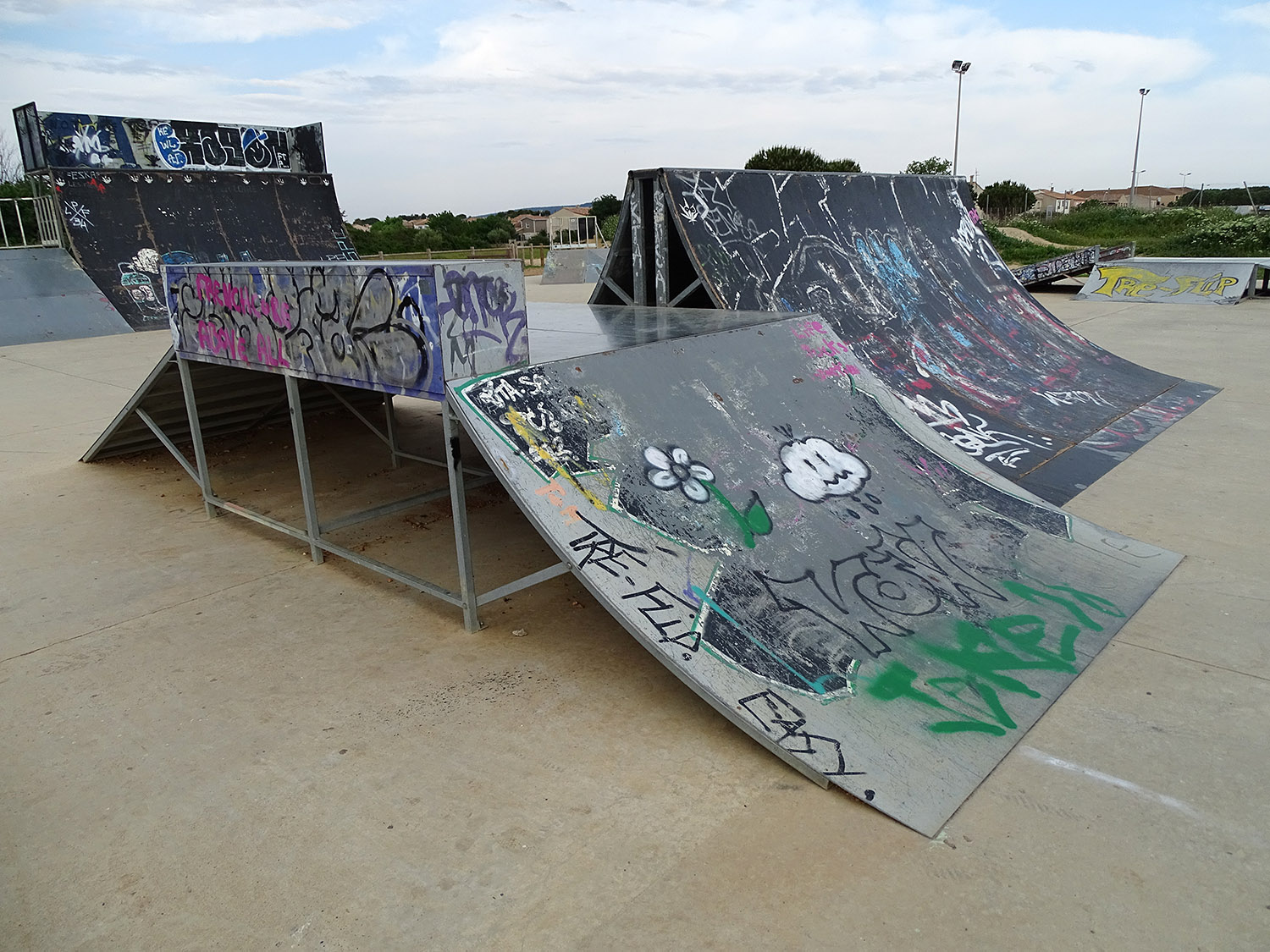 Stade Mimoun Skatepark Villeneuve lès Maguelone Skate Spot 3/5