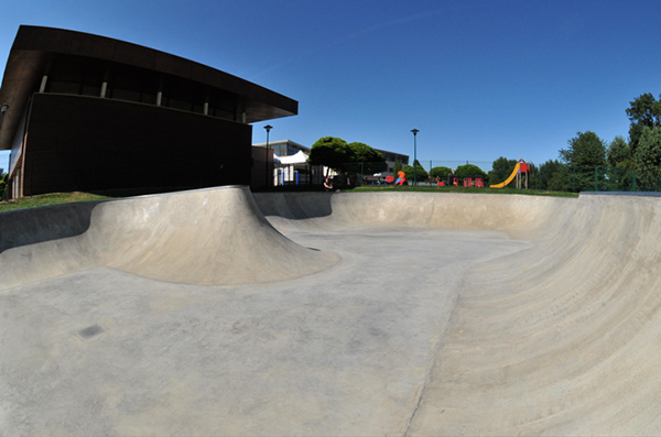 Parc des Frênes Bowl Montévrain Skate Spot 4/5
