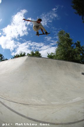 Quinconces Bowl Bagnères de Luchon Skate Spot 3/5
