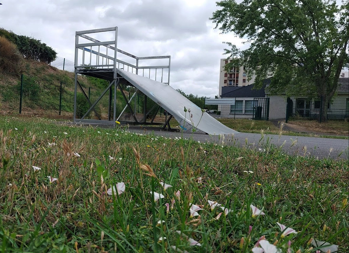 Violette Skatepark Joué lès Tours Skate Spot 2/5