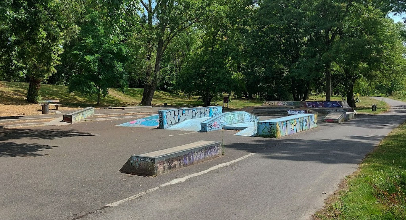Île Simon Skatepark Tours Skate Spot 3/5