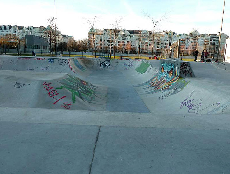 Parc Ricard Skatepark Rueil Malmaison Skate Spot 3/5