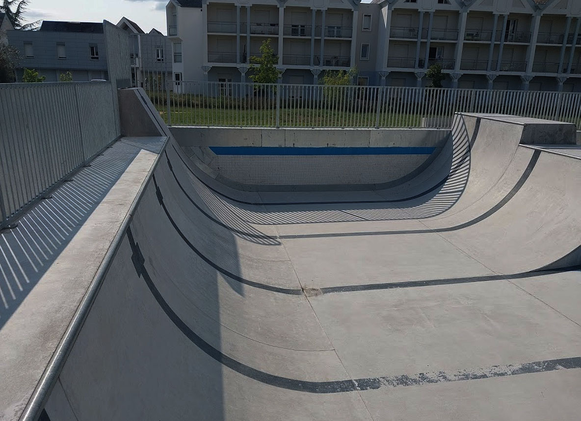 La Piscine Skatepark L' Île Bouchard Skate Spot 3/5