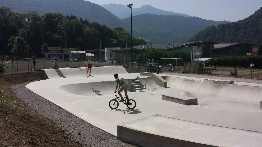 Collège E Perrier Skatepark Ugine Skate Spot 3/5
