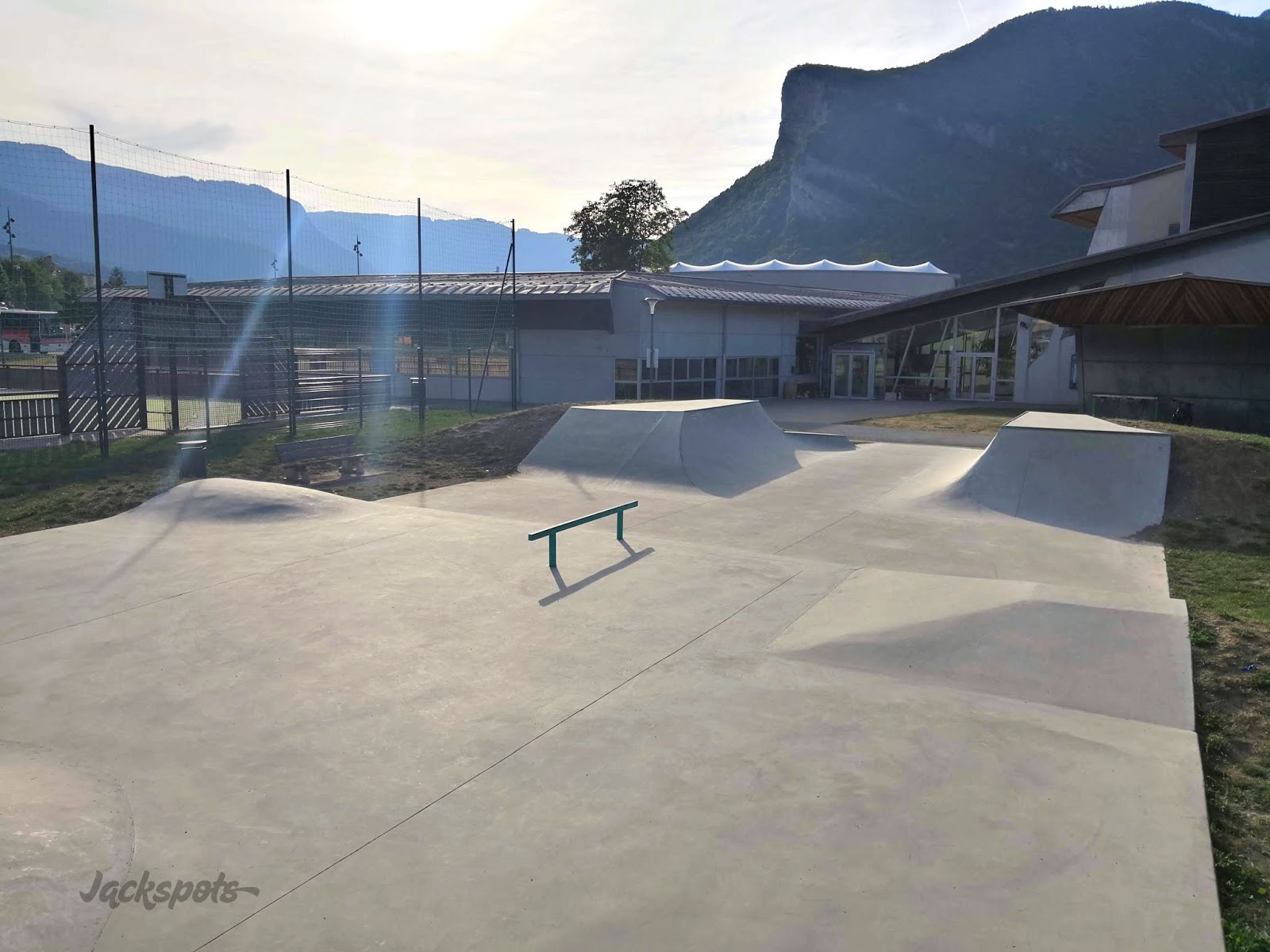 Lycée La Fontaine Skatepark Faverges Skate Spot 3/5