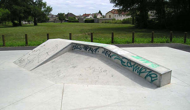 Île de Caqueret Skatepark Decize Skate Spot 2/5