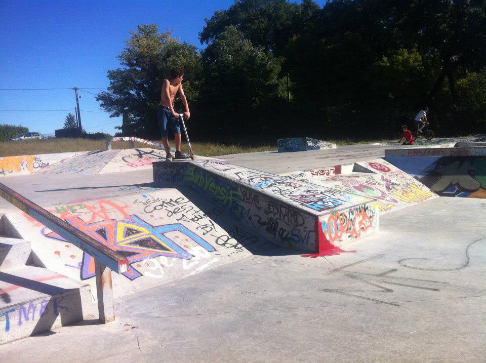Stade Adrien Gilly Bowl Manosque Skate Spot 3/5