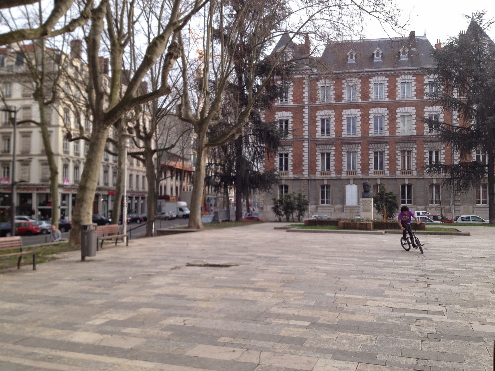 Square Jussieu Spot Street Lyon Skate Spot 3/5