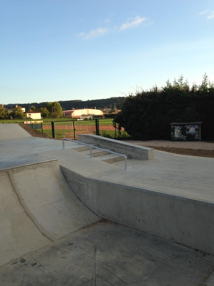 Parc des Sports Skatepark Ambérieu en Bugey Skate Spot 3/5
