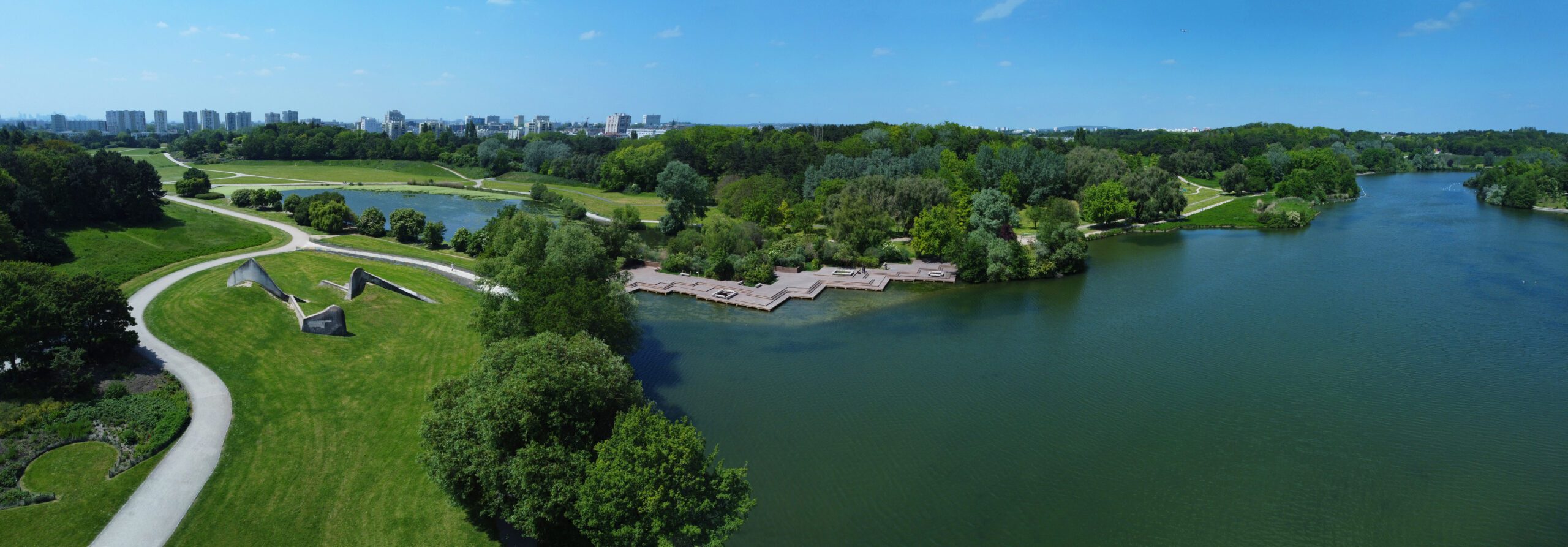 Le Grand Lac Spot Street La Courneuve Skate Spot 3/5