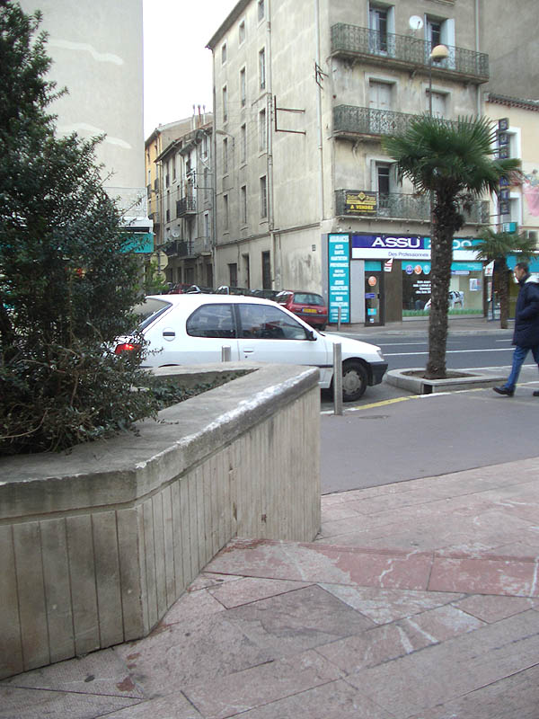 Caisse d' Epargne Spot Street Béziers Skate Spot 3/5