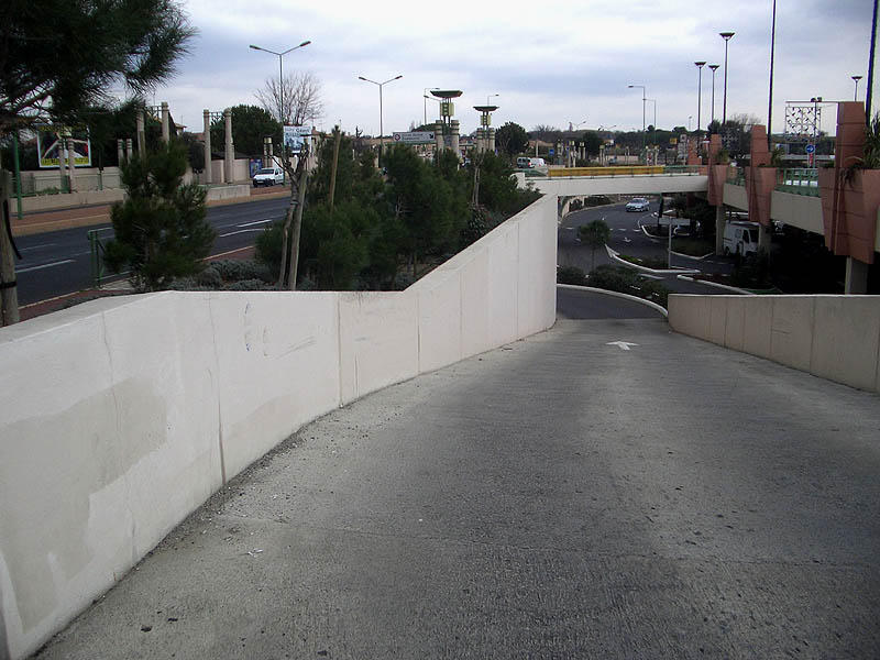 Auchan parking Spot Street Béziers Skate Spot 3/5