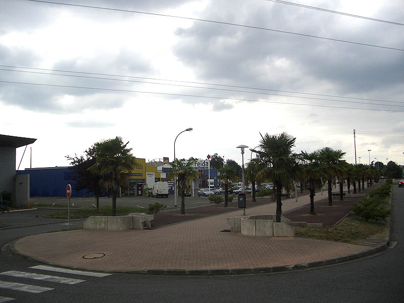 ZA Le Mail Spot Street Lons Skate Spot 3/5