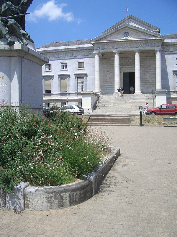 Palais de Justice Spot Street Pau Skate Spot 4/5