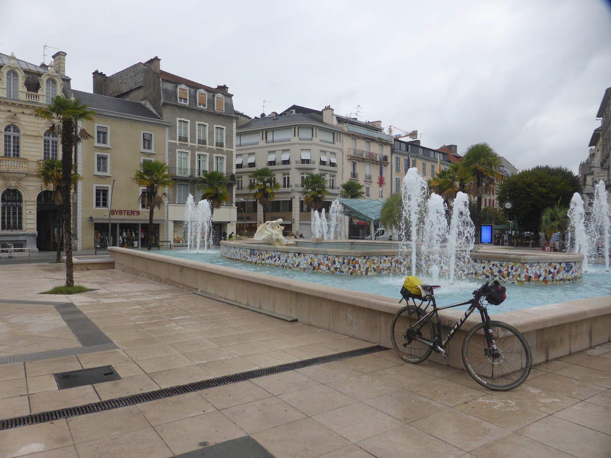 La Fontaine Plaza Pau Skate Spot 4/5