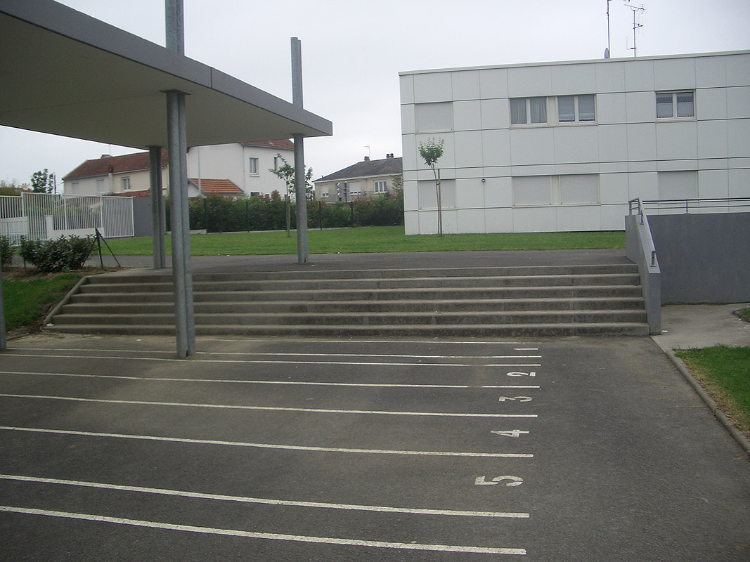 Collège Petite Lande Plaza Rezé Skate Spot 4/5