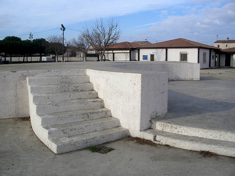 Médiathèque Spot Street Villenueve les Maguelone Skate Spot 3/5