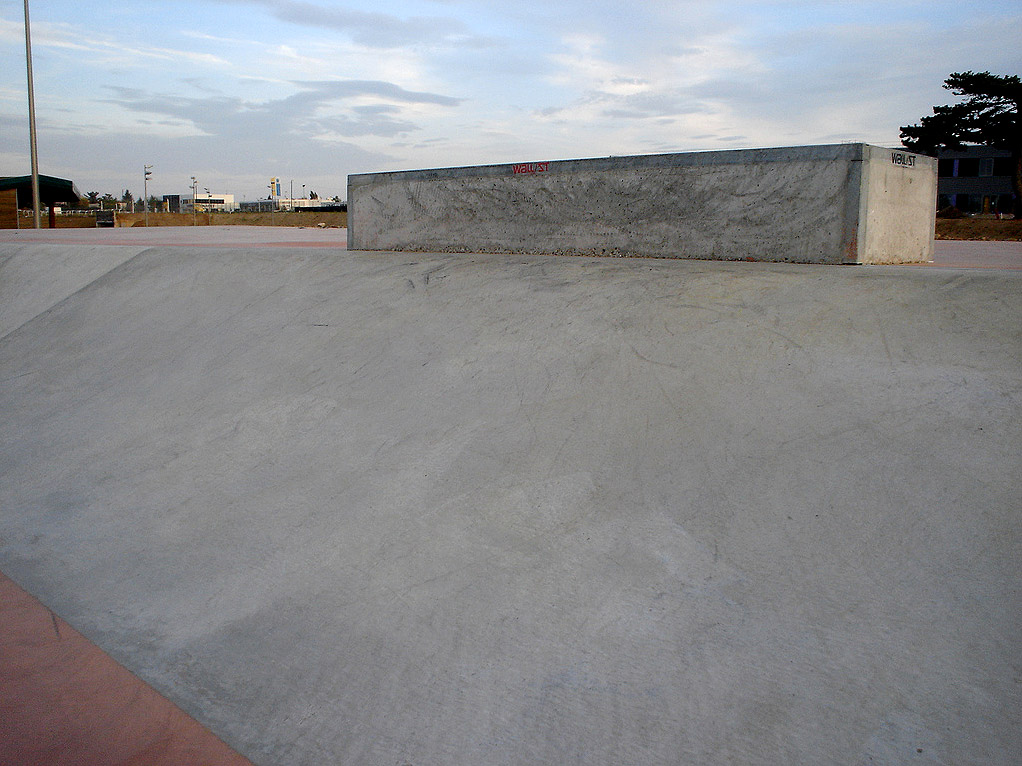 Carré De Soie Bowl Vaulx en Velin Skate Spot 4/5