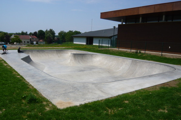 Parc des Frênes Bowl Montévrain Skate Spot 4/5